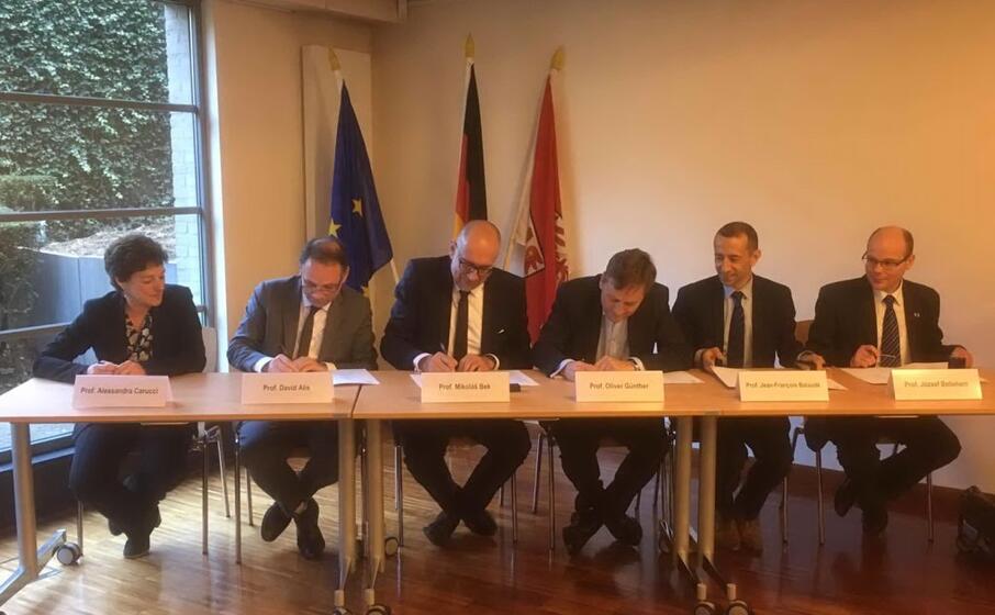 la firma dell accordo educ (foto ufficio stampa)