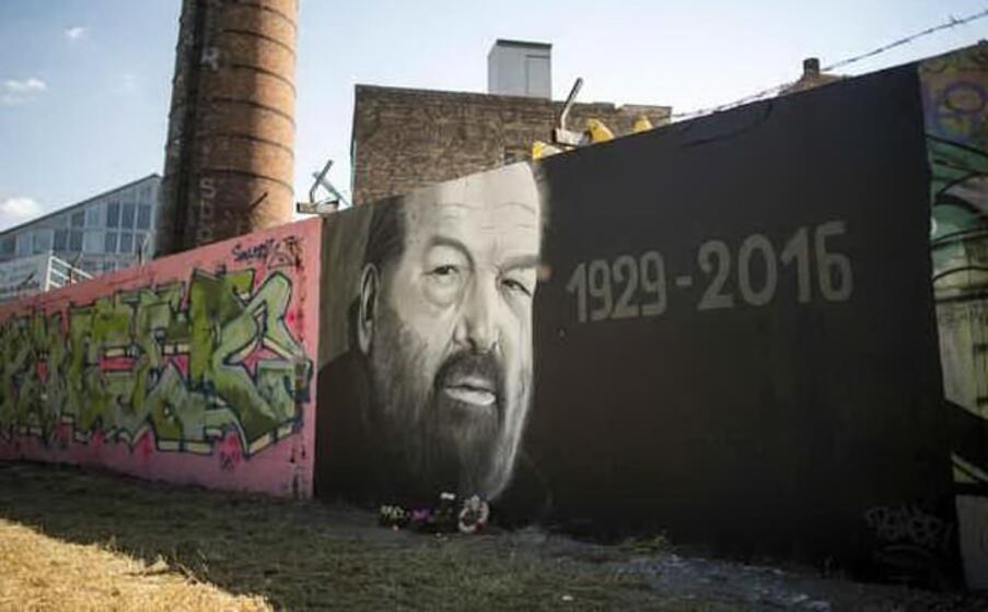 un murales dedicato a carlo pedersoli