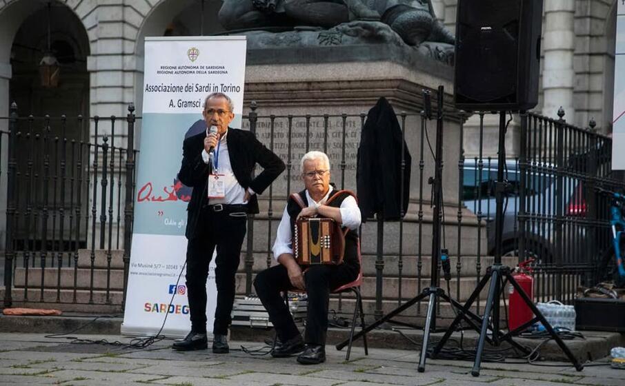 al microfono il presidente dell associazione gramsci enzo cugusi