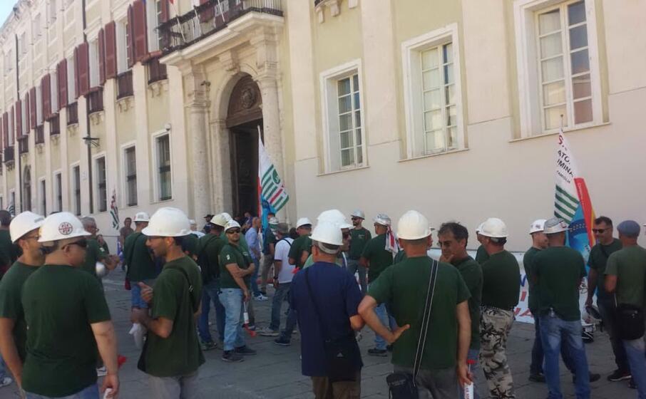 il sit in degli operai davanti alla prefettura (foto l unione sarda pani)