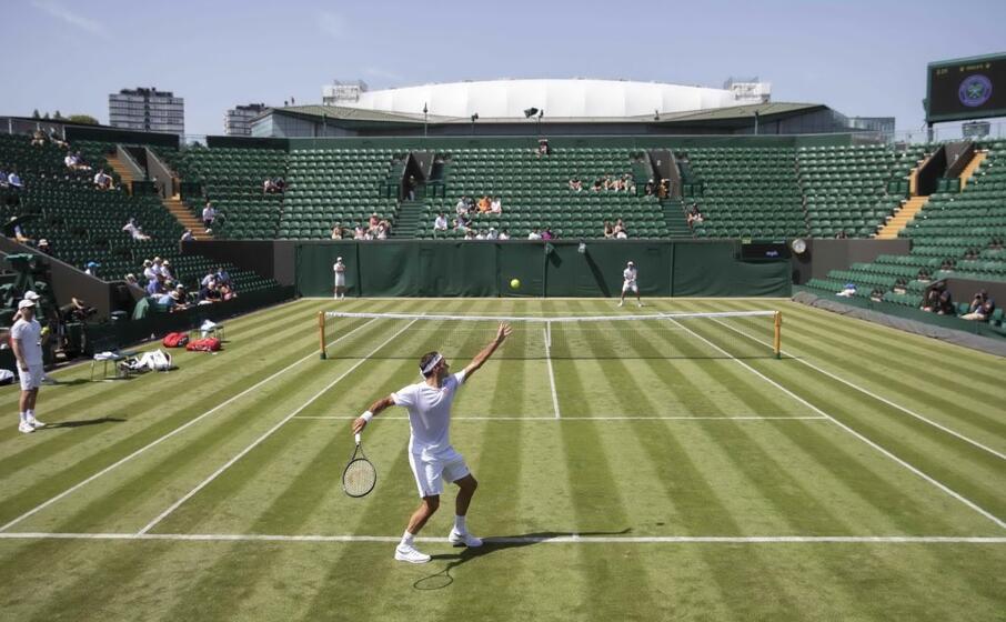 federe si allena sui campi di wimbledon (ansa)