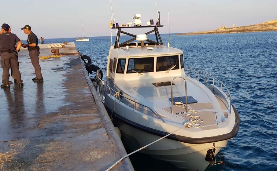 la motovedetta che ha sfiorato l incidente con la sea watch (ansa)
