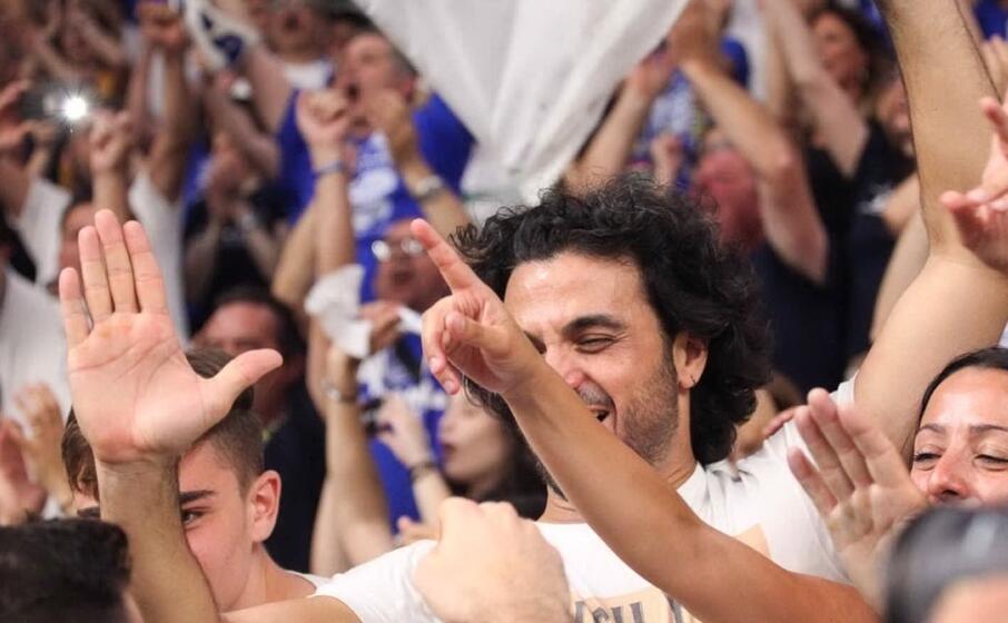 il comico baz tra i tifosi sassaresi (foto dinamo)