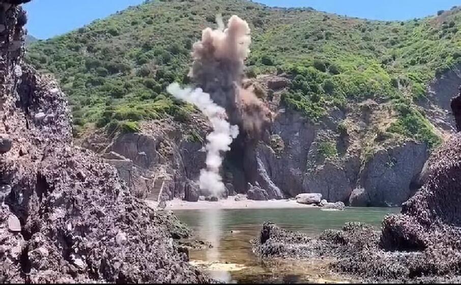l esplosione controllata (foto l unione sarda pani)