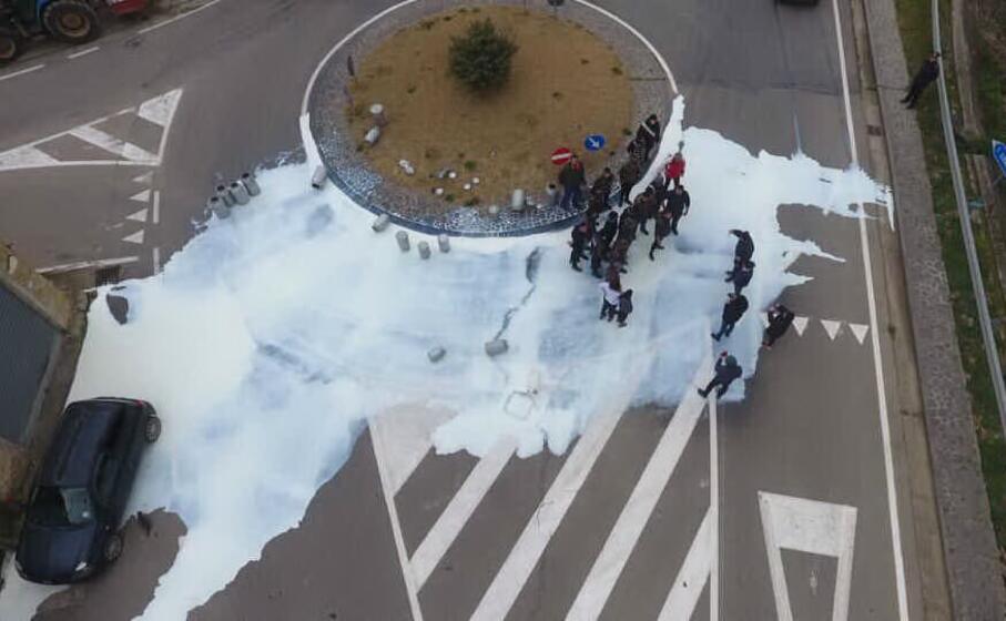 la protesta dei mesi scorsi dei pastori nella rotonda di figu frazione di gonnosn (foto l unione sarda pintori)