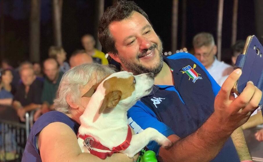 matteo salvini con una sostenitrici (da facebook via ansa)