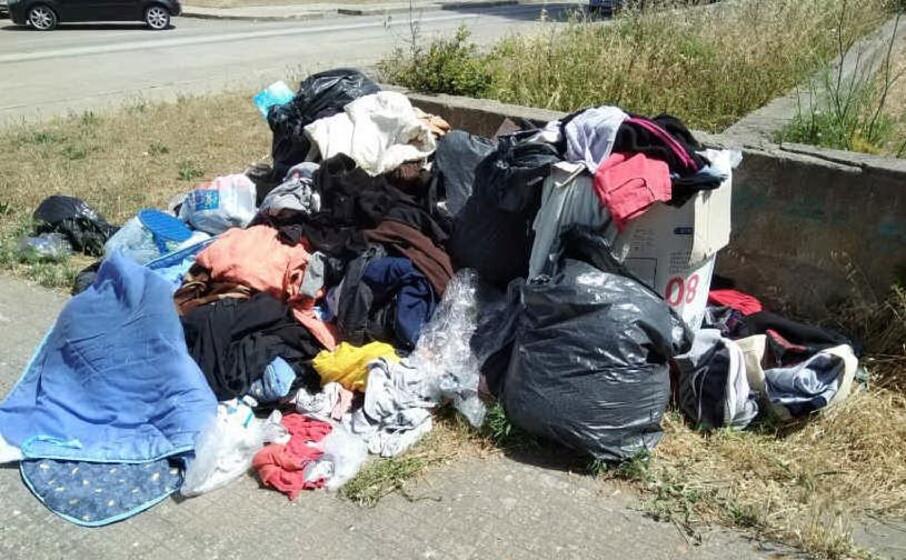 rifiuti abbandonati per strada (foto l unione sarda pala)