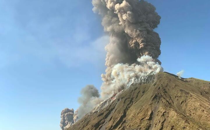 dal cratere del vulcano sono fuoriuscite colate di lava