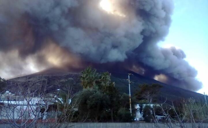 erutta lo stromboli paura nell isola siciliana