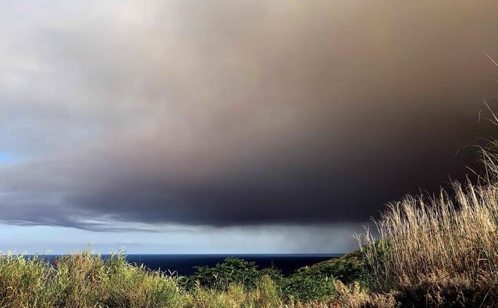una nube di fumo ha invaso l isola