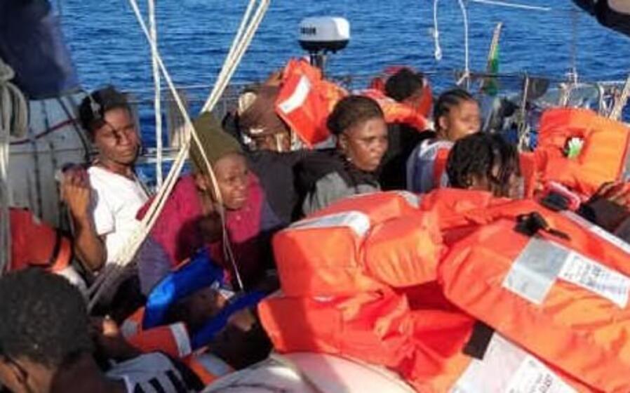 alcuni dei naufraghi soccorsi (foto twitter)