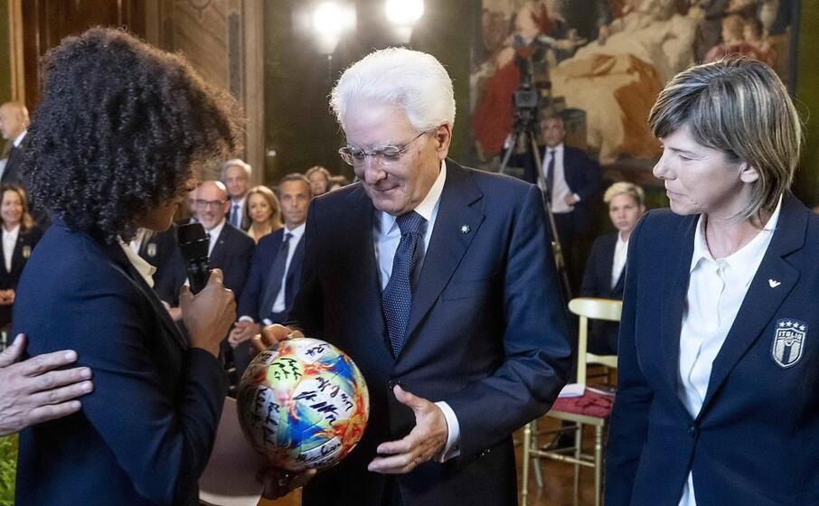 mattarella ha ricevuto come omaggio un pallone e una maglia della nazionale