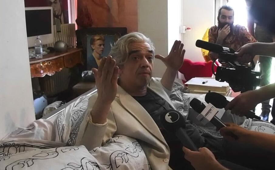 morgan nel salotto della casa che gli stata pignorata (ansa)