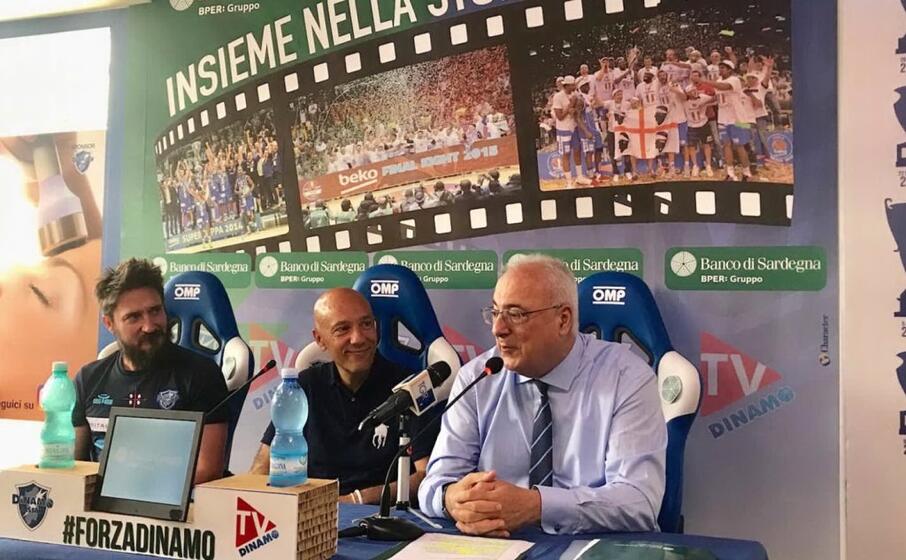 coach pozzecco il presidente sardara e il dg del banco di sardegna cuccurese (foto dinamo)