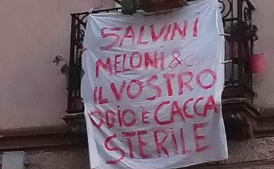 lo striscione rimosso (archivio l unione sarda)