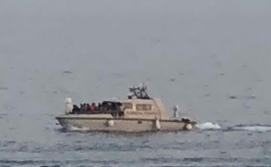 un imbarcazione con a bordo i migranti (ansa)