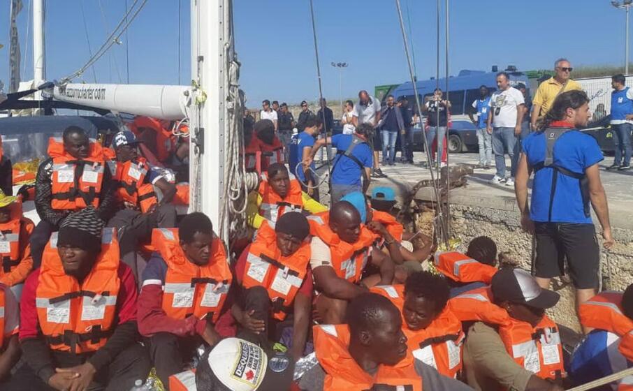 la nave alex ha attraccato a lampedusa (foto twitter)