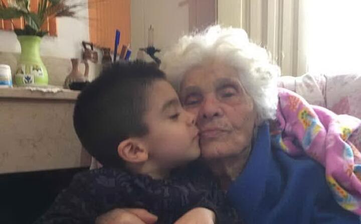 diego e la sua bisnonna (foto inviata da elena contu di monserrato)