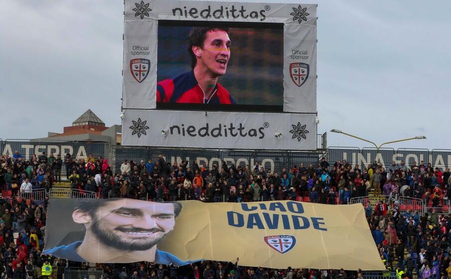 il tributo della tifoseria rossobl a davide astori (ansa)