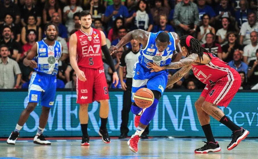 alessandro gentile con la maglia numero 5 di milano (foto dinamo)