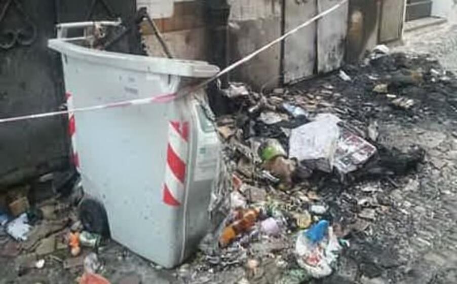 il cassonetto bruciato (foto l unione sarda tellini)
