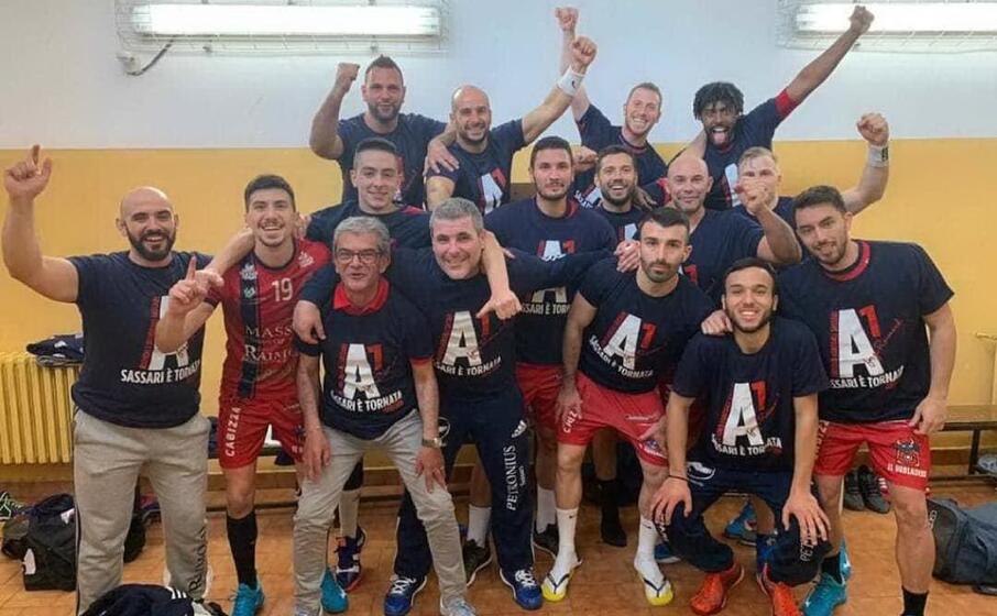 la raimond sassari durante i festeggiamenti per la promozione nella massima serie (foto l unione sarda chessa)