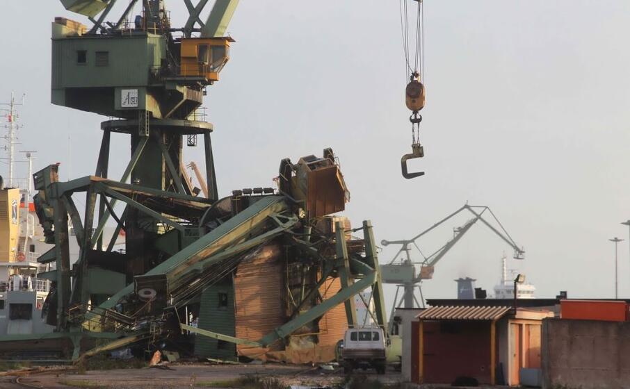una gru nell ex ilva (ansa)