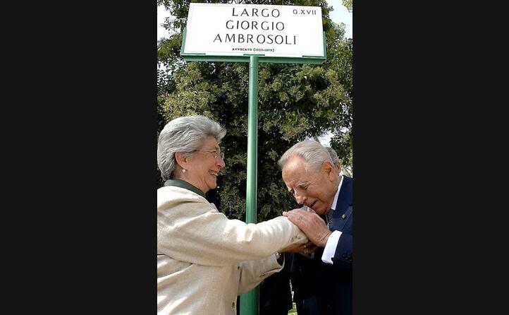 ciampi e la vedova ambrosoli nel giorno dell intitolazione della strada a roma (ansa)