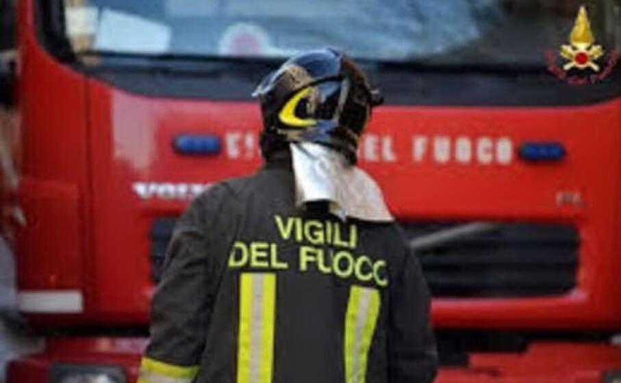 l intervento dei vigili del fuoco (ansa)
