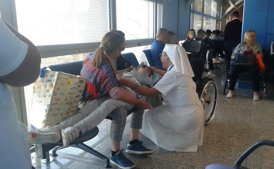 le persone in attesa all aeroporto (foto f p )