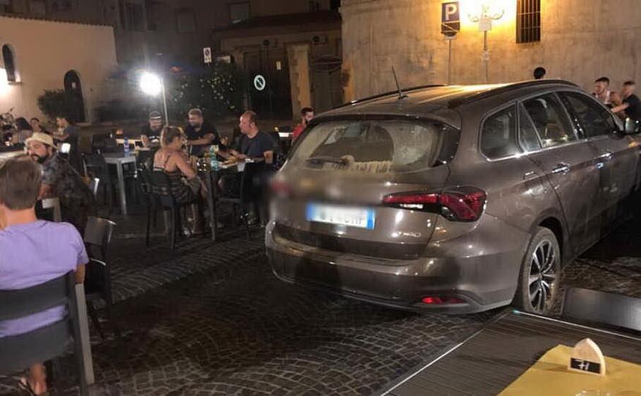 un auto in sosta vietata in centro a pula (foto l unione sarda murgana)