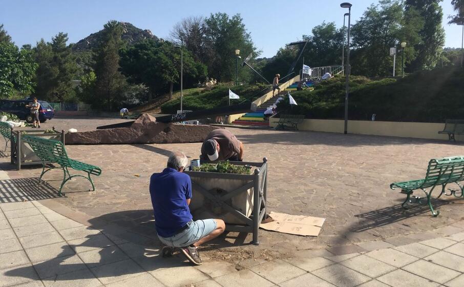 un momento dell intervento in piazza giovanni paolo ii (foto l unione sarda scano)