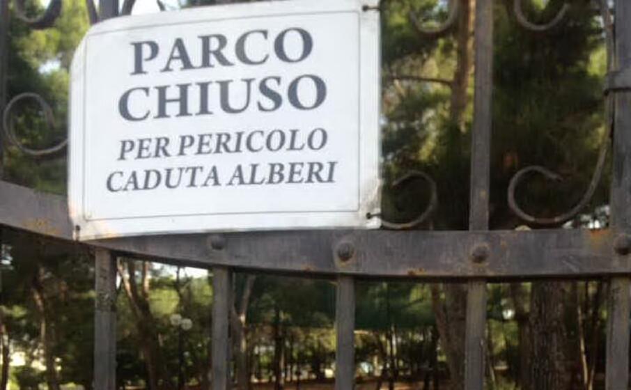il cartello al parco (foto l unione sarda tellini)