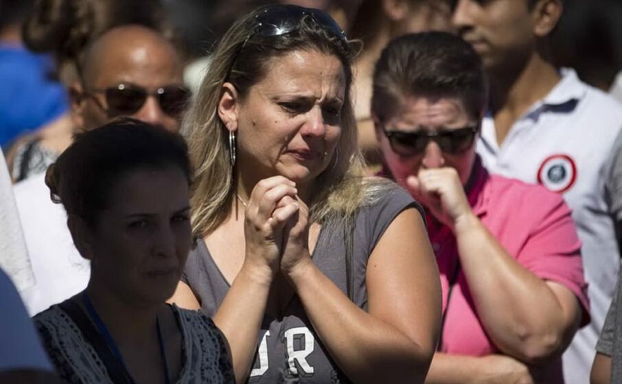 l attentatore resta ucciso nel tentativo di fermarlo