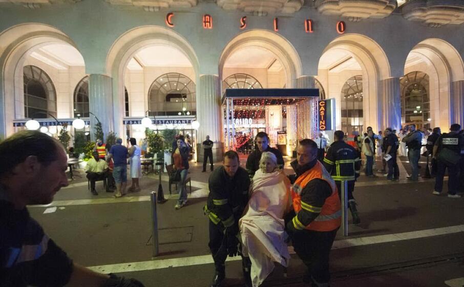 la strada piena di gente in festa per l anniversario della presa della bastiglia