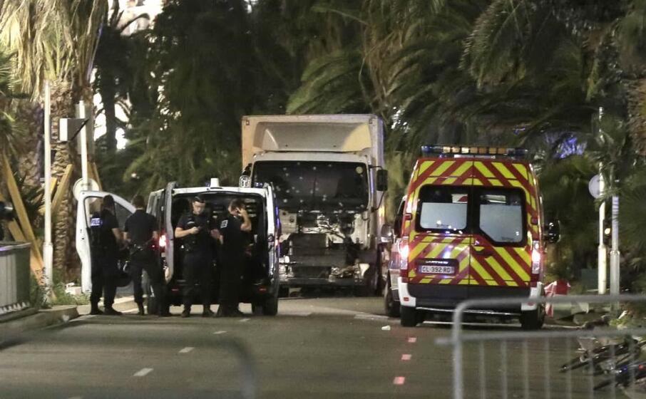 un tir sale sulla promenade des anglais falciando la folla e sparando