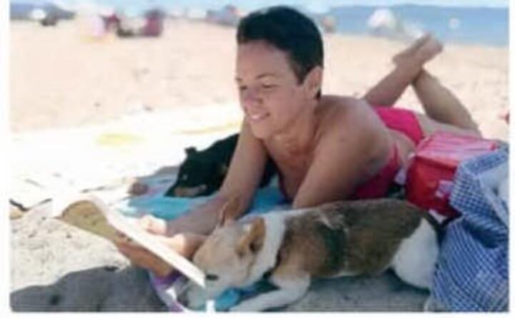 cristiana arru da cagliari in spiaggia con orso e bimba