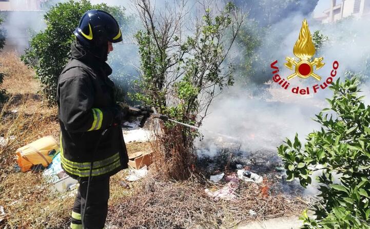 cumuli di rifiuti in fumo a pirri