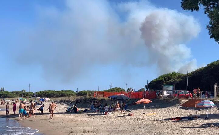 fuoco a ridosso della spiaggia manna a santa maria navarrese vicino a baunei (foto inviata dalla lettrice monica sulas)