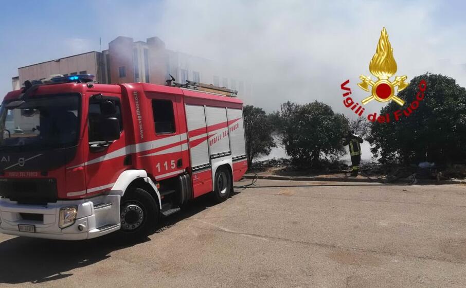 i vigilil del fuoco in azione a pirri