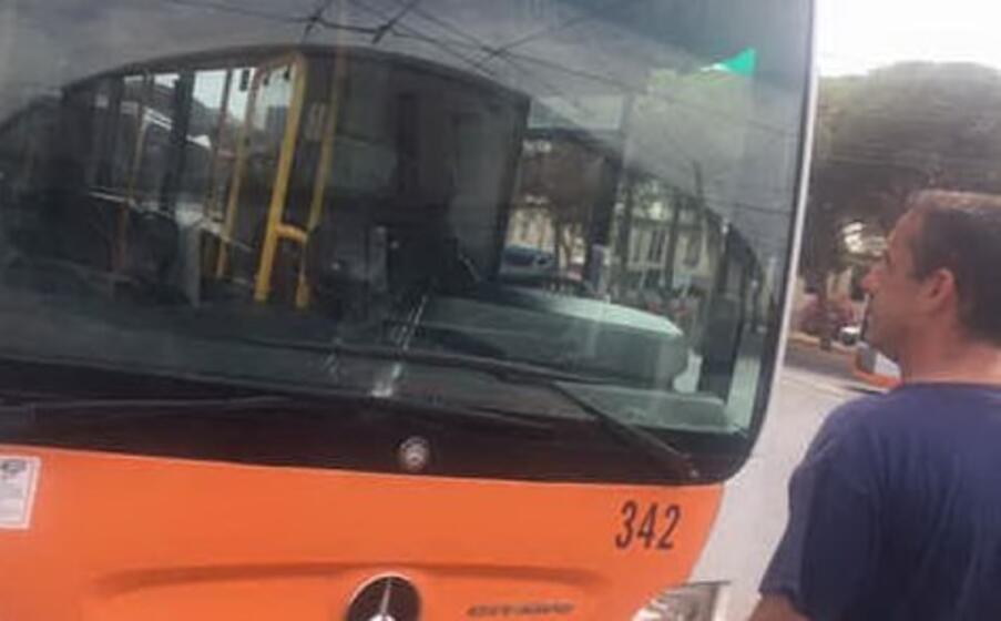 il bus danneggiato (foto l unione sarda)