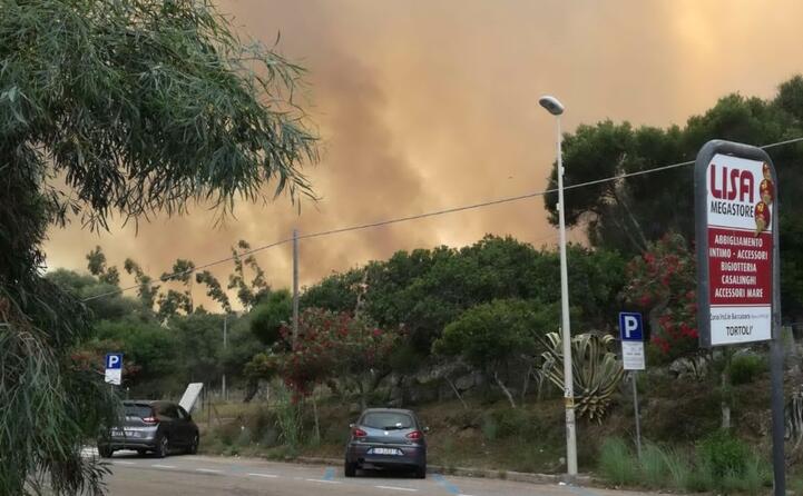 il cielo coperto dal fumo (ansa)