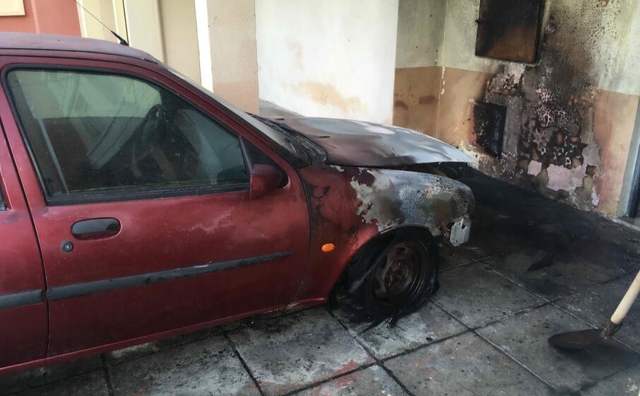 l auto incendiata questa notte (foto l unione sarda scano)