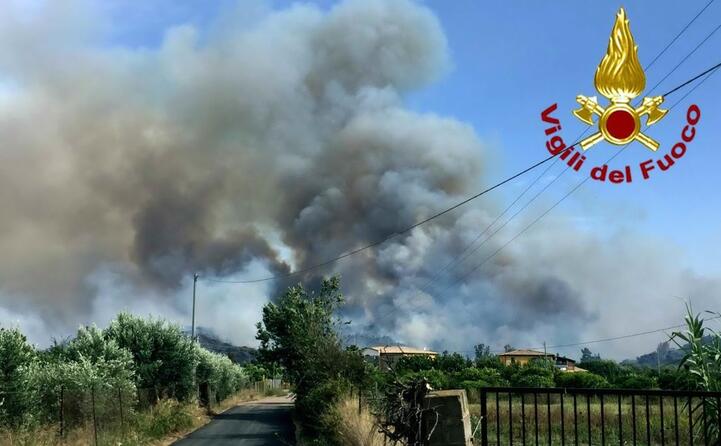 l incendio durato ore (ansa)