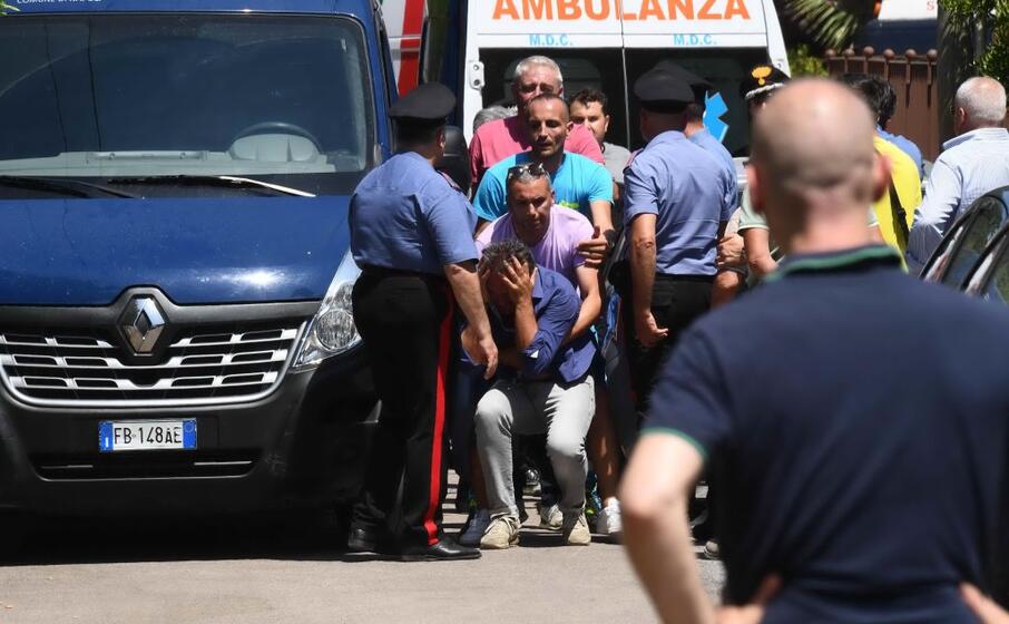 la disperazione delle persone giunte sul posto (ansa)