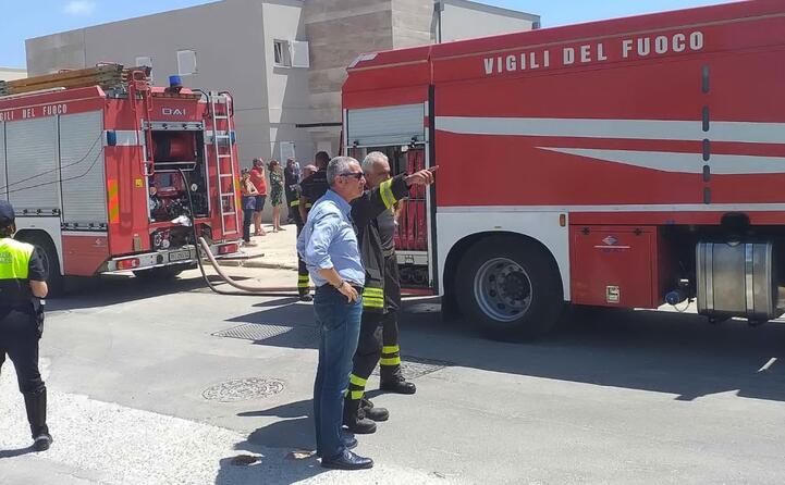 le squadre anti incendio a fertilia alghero (foto ufficio stampa del comune)