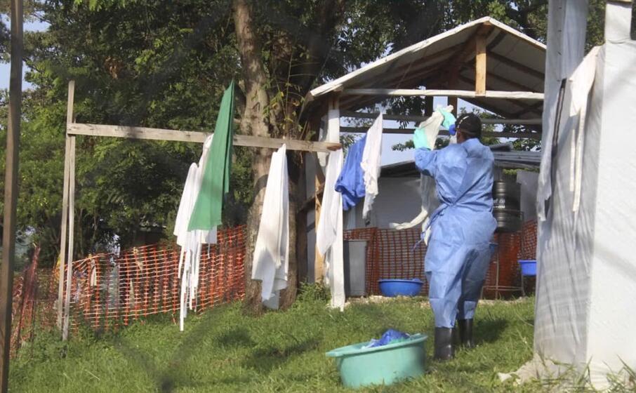 misure sanitarie per contrastare l ebola (ansa)