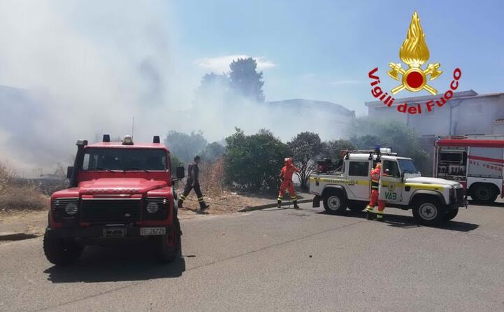 squadre anti incendio in azione a pirri