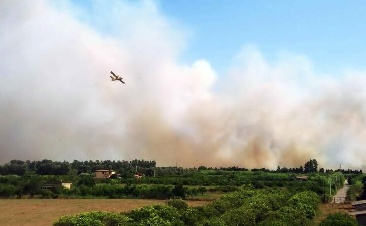 sul posto tre canadair e due elicotteri della flotta regionale (ansa)