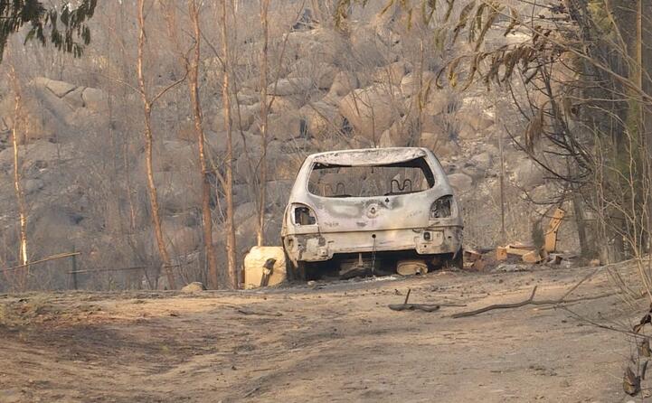 un auto incendiata (foto l unione sarda loi)